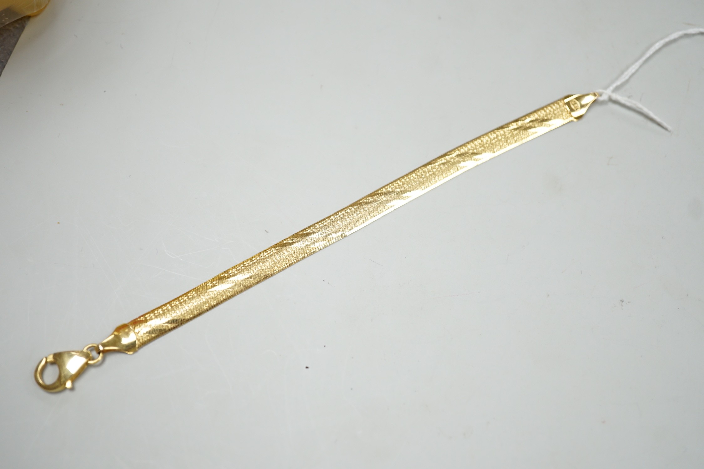 A modern Italian 14kt bracelet, 17cm, 11.3 grams.